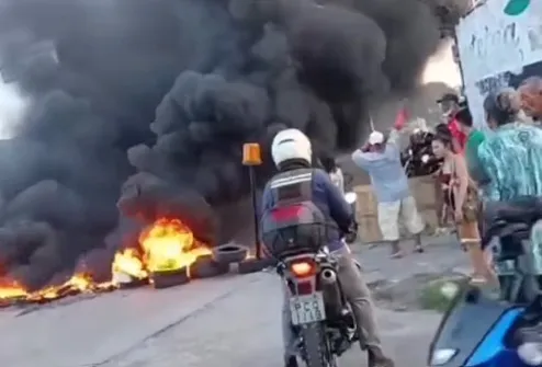 Imagem ilustrativa da imagem Protesto bloqueou Avenida Recife por auxílio de R$ 2,5 mil. Governo responde