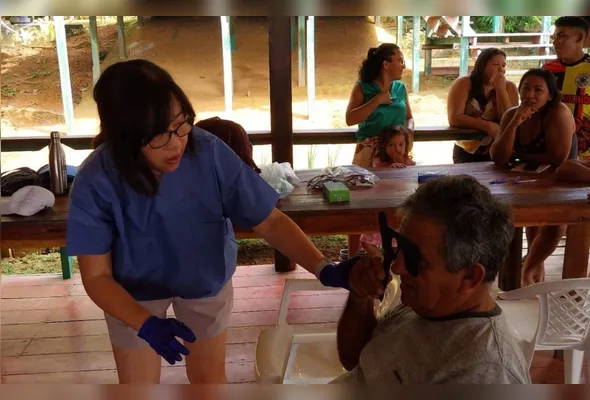 Alice King, com 56 anos, é a tradutora oficial do grupo que ajuda ribeirinhos na Amazônia