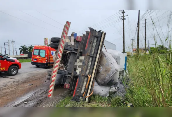 Imagem ilustrativa da imagem Motorista de caminhão morre após bater em carreta parada fora da via na BR-101