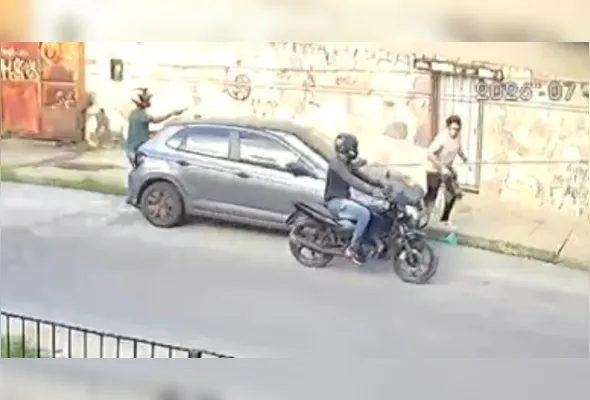 Casal foi abordado por bandidos em uma motocicleta