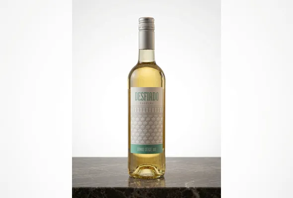 Imagem ilustrativa da imagem O vinho verde não é verde: entenda o nome que mais confunde os brasileiros