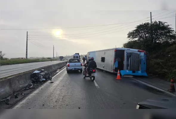 Imagem ilustrativa da imagem Ônibus tomba na BR-232 e deixa 16 feridos em Caruaru