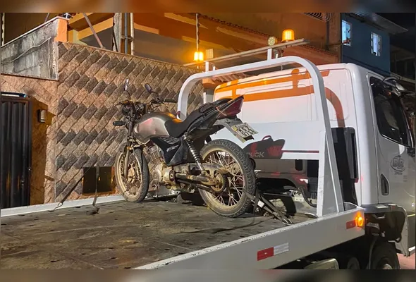 A motocicleta, que estava com o licenciamento vencido, foi removida ao pátio credenciado do Departamento Estadual de Trânsito do Espírito Santo (Detran-ES), na noite de sábado (26).