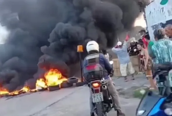 Imagem ilustrativa da imagem Protesto bloqueou Avenida Recife por auxílio de R$ 2,5 mil. Governo responde
