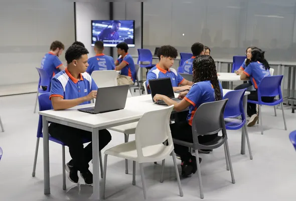 Alunos no Laboratório do Senai Porto, em Vitória; além da capacitação técnica, os cursos desenvolvem competências
comportamentais como trabalho em equipe e proatividade.