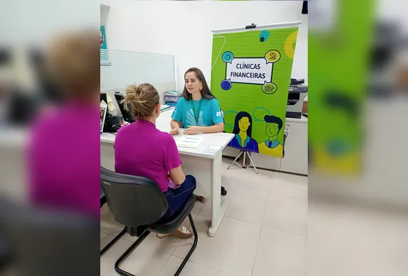 Atendimento nas Clínicas Financeiras do Sicoob; educadores financeiros capacitados orientam cooperados e não cooperados a organizar o orçamento e lidar com dívidas.