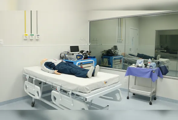 Centro de Simulação Médica da UVV, apontado como o maior e mais avançado do Espírito Santo; no espaço,
manequins de alta fidedignidade simulam quadros clínicos reais.