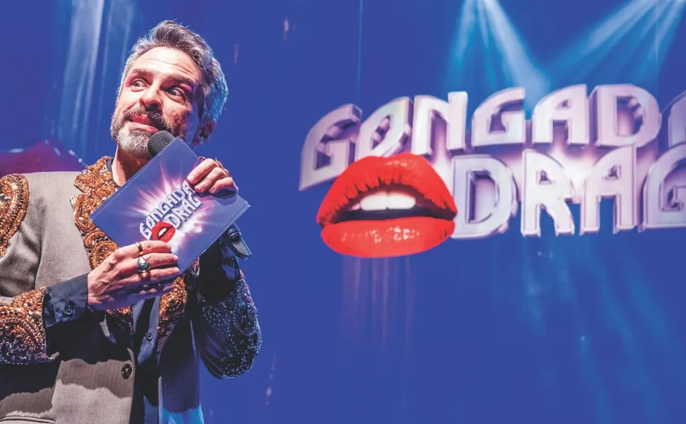 o comediante Bruno Motta é o criador e apresentador do “Gongada Drag"
