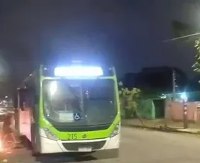 Imagem ilustrativa da imagem Ataque armado em Olinda: criminosos rendem motorista e ateiam fogo em ônibus