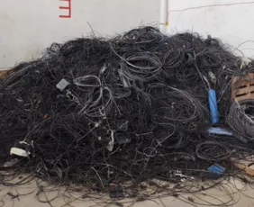 Imagem ilustrativa da imagem Neoenergia remove quase 300 toneladas de fiação irregular de postes em Pernambuco