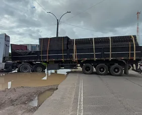 Imagem ilustrativa da imagem Recife: BR-101 tem trânsito afetado por carreta atravessada e colisão entre motos
