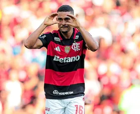 Imagem ilustrativa da imagem Samuel Lino faz dois e Flamengo atropela o Botafogo no Maracanã