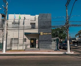 Imagem ilustrativa da imagem Suspeito de matar homem a facadas é encontrado escondido em comércio e preso