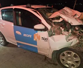 Imagem ilustrativa da imagem Taxista fica ferido em colisão com caminhão na BR-232
