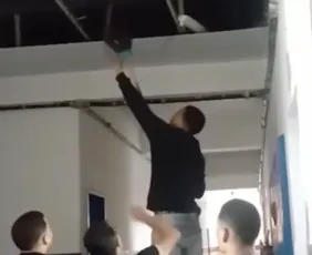 Imagem ilustrativa da imagem Teto de escola estadual no Recife cai durante dia de aula