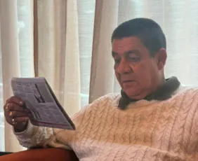 Imagem ilustrativa da imagem Zeca Pagodinho lê A Tribuna antes de show na Prainha