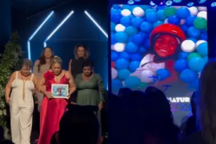 Imagem ilustrativa da imagem Mãe do menino Miguel homenageia filho durante cerimônia de formatura em Direito