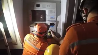 Imagem ilustrativa da imagem Mulher tem dedo preso em caixa eletrônico e é resgatada pelos bombeiros no Recife