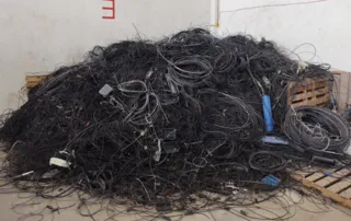 Imagem ilustrativa da imagem Neoenergia remove quase 300 toneladas de fiação irregular de postes em Pernambuco