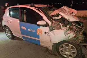 Imagem ilustrativa da imagem Taxista fica ferido em colisão com caminhão na BR-232