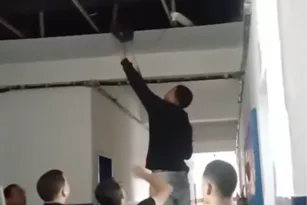 Imagem ilustrativa da imagem Teto de escola estadual no Recife cai durante dia de aula