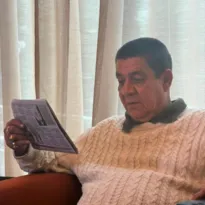 Imagem ilustrativa da imagem Zeca Pagodinho lê A Tribuna antes de show na Prainha