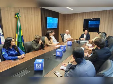 Carreta foi destombada nesta quarta-feira (19)
