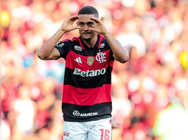 Carrascal e Paquetá, autores dos gols da vitória do Flamengo, comemoram juntos na vitória rubro-negra