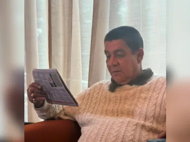 Imagem ilustrativa da imagem Zeca Pagodinho lê A Tribuna antes de show na Prainha
