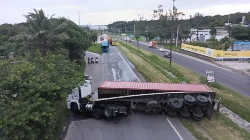 
          Imagem ilustrativa da imagem Acidentes graves em rodovias de PE causam morte e interdições
          