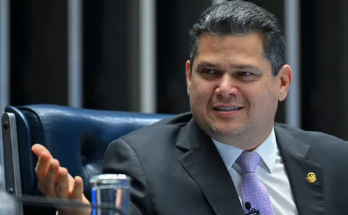 
          Imagem ilustrativa da imagem Alcolumbre envia PEC do fim da escala 6x1 para CCJ do Senado
          