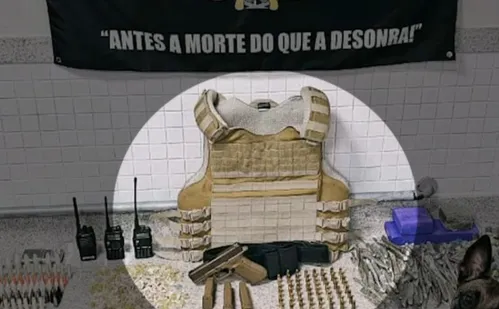 
          Imagem ilustrativa da imagem Arma da polícia de Alagoas é achada durante patrulhamento da PM no Morro da Garrafa
          