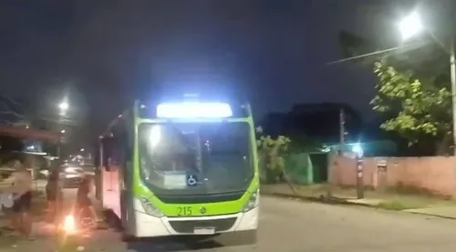 
          Imagem ilustrativa da imagem Ataque armado em Olinda: criminosos rendem motorista e ateiam fogo em ônibus
          