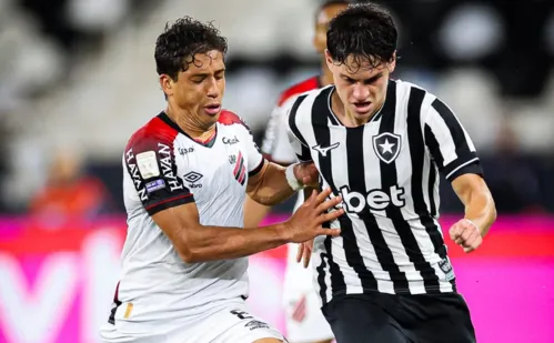 
          Imagem ilustrativa da imagem Athletico vence Botafogo no Rio com show de Viveros e cola no Flamengo
          