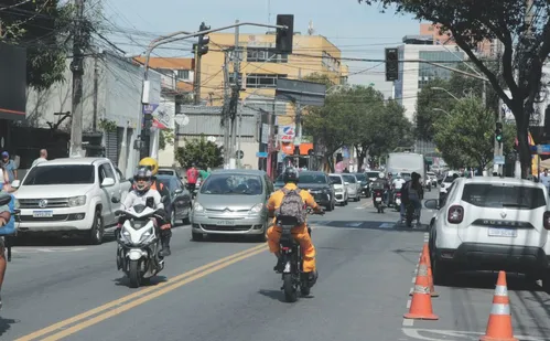 
          Imagem ilustrativa da imagem Bikes elétricas dividem espaço com carros e exigem mais atenção no trânsito
          