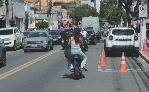 
          Imagem ilustrativa da imagem Bikes elétricas dividem espaço com carros e exigem mais atenção no trânsito
          