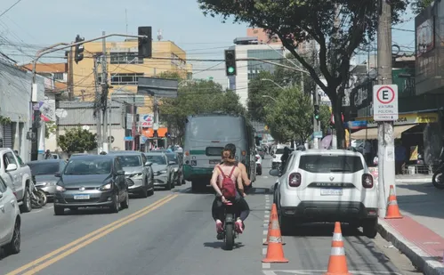 
          Imagem ilustrativa da imagem Bikes elétricas dividem espaço com carros e exigem mais atenção no trânsito
          