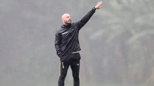 
          Imagem ilustrativa da imagem Botafogo demite Franclim Carvalho após surra e queda de rendimento
          