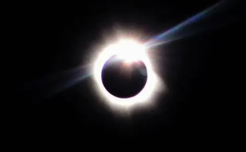 
          Imagem ilustrativa da imagem Brasileiros poderão ver eclipse solar por transmissão na internet
          