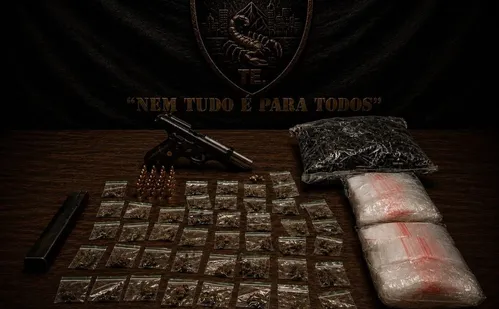 
          Imagem ilustrativa da imagem Casal de moto é abordado e polícia descobre drogas e arma em Vitória
          