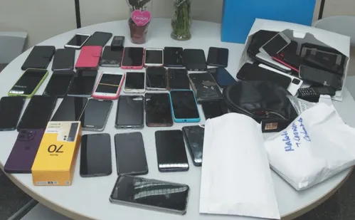 
          Imagem ilustrativa da imagem Ceturb entregará 60 celulares encontrados dentro de coletivos ao Projeto Recupera
          