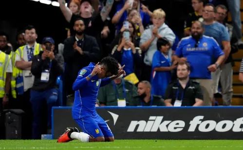 
          Imagem ilustrativa da imagem Chelsea bate Luton Town, conta com Estêvão e avança na Copa da Liga
          