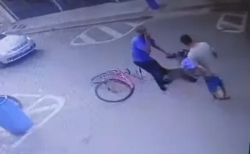 
          Imagem ilustrativa da imagem Ciclista morre após se desequilibrar e bater cabeça em caminhão no Sul do ES
          