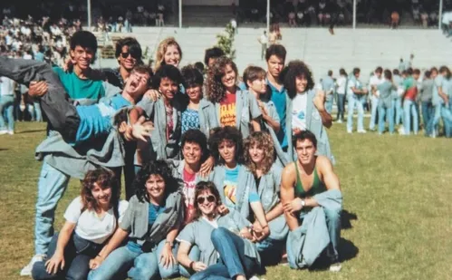 
          Imagem ilustrativa da imagem Colegas de turma têm encontro emocionante 40 anos após formatura
          