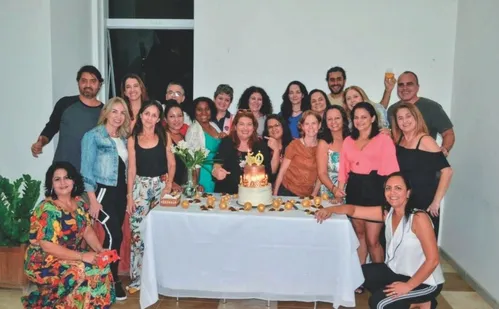 
          Imagem ilustrativa da imagem Colegas de turma têm encontro emocionante 40 anos após formatura
          