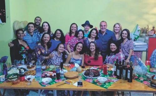 
          Imagem ilustrativa da imagem Colegas de turma têm encontro emocionante 40 anos após formatura
          