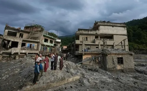 
          Imagem ilustrativa da imagem Com quase 700 mortos, Nepal diz precisar de bilhões de dólares para reconstrução
          