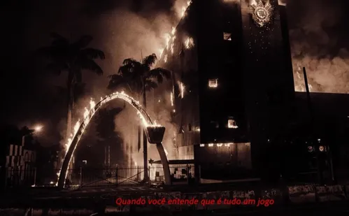 
          Imagem ilustrativa da imagem Corinthians multa Memphis Depay por imagens do Parque São Jorge em chamas
          