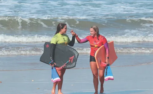 
          Imagem ilustrativa da imagem Disputa pelo título mundial de bodyboarding vai das Maldivas à Serra
          