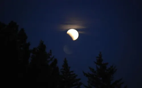 
          Imagem ilustrativa da imagem Eclipse lunar parcial poderá ser visto de todo o Brasil nesta quinta e sexta-feira
          
